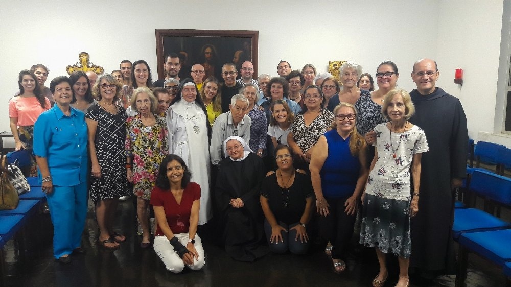 GRUPO REALIZA RETIRO DURANTE O TRÍDUO SACRO NA CASA DE EMAÚS