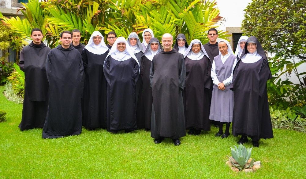 MONJAS REALIZAM MAIS UMA ETAPA DO CURSO DE LATIM NO RIO