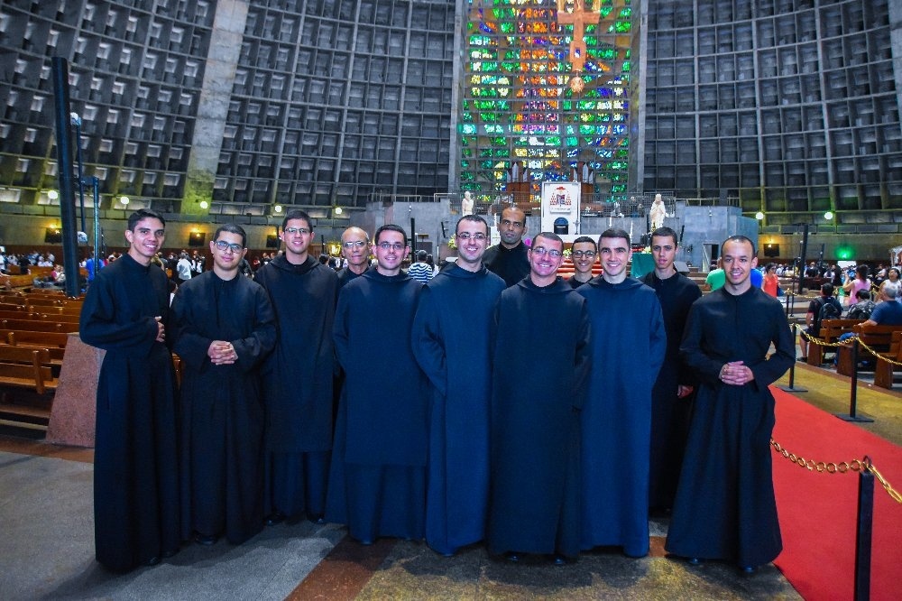 DOM ABADE E MONGES CELEBRAM A MISSA DO SANTO CRISMA NA CATEDRAL DO RIO DE JANEIRO