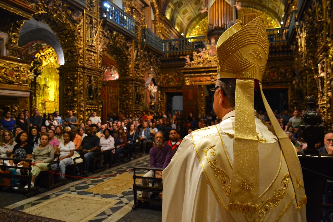 Fiéis lotam a igreja abacial para celebrar NPS Bento