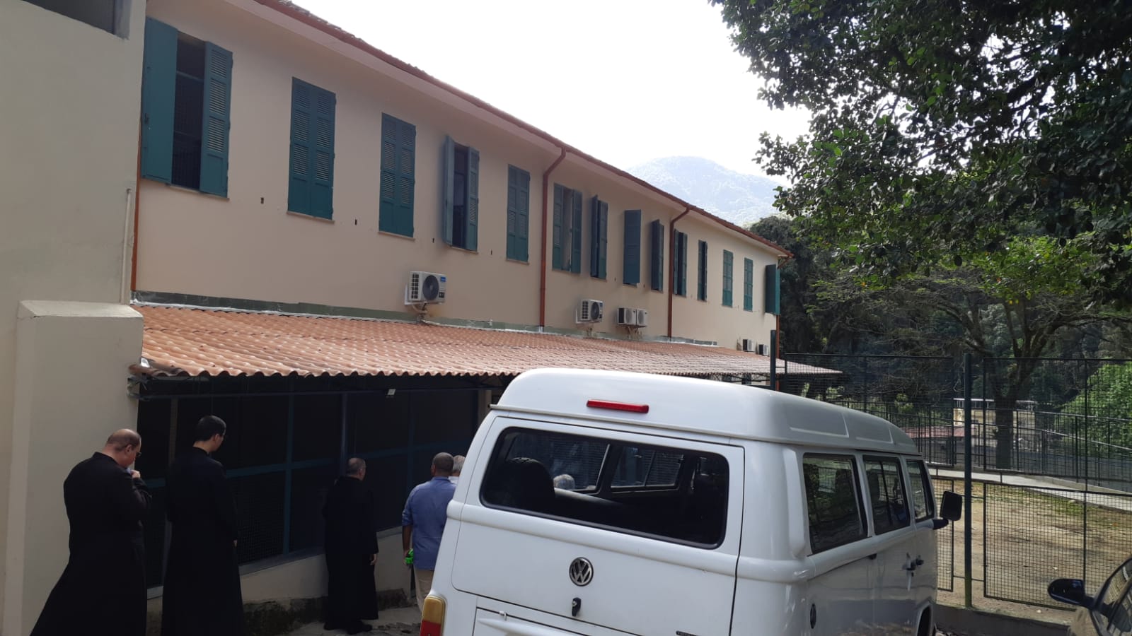 Irmãos visitam as instalações da Clínica Santa Alice